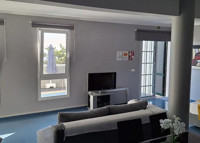 Lena's Place פונשל