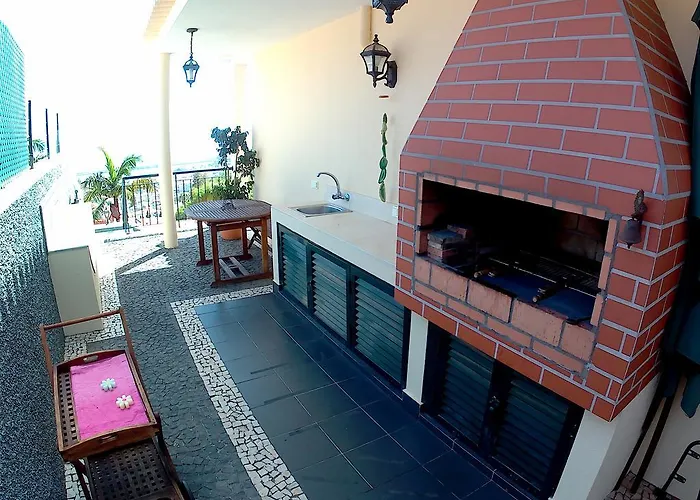 Lena's Place פונשל